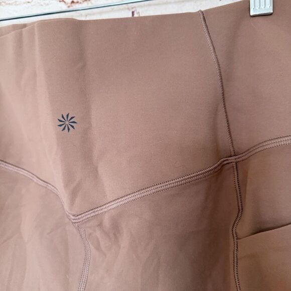 Athleta salutation stash pocket leggings - Picture 3 of 6